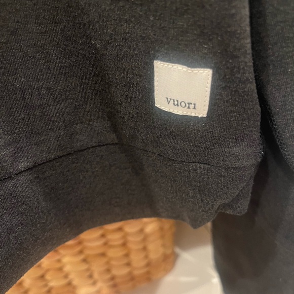 VUORI  HALO ESSENTIAL HODDIE IN BLACK HEATHER SIZE M - Picture 2 of 6